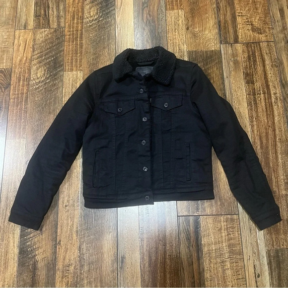 Levi’s Women’s Black Sherpa Trucker‎ Jacket Small - Picture 1 of 6